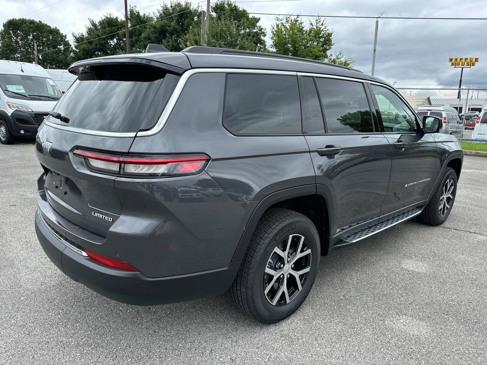 2025 Jeep Grand Cherokee Limited photo 2