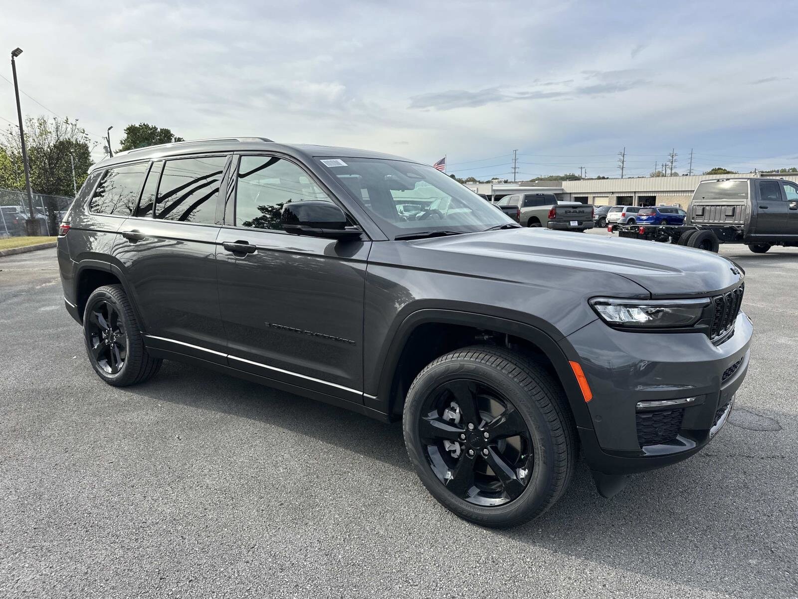 2025 Jeep Grand Cherokee Limited photo 2
