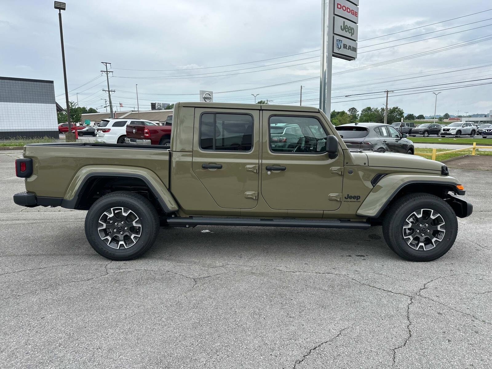 2025 Jeep Gladiator Sport photo 3