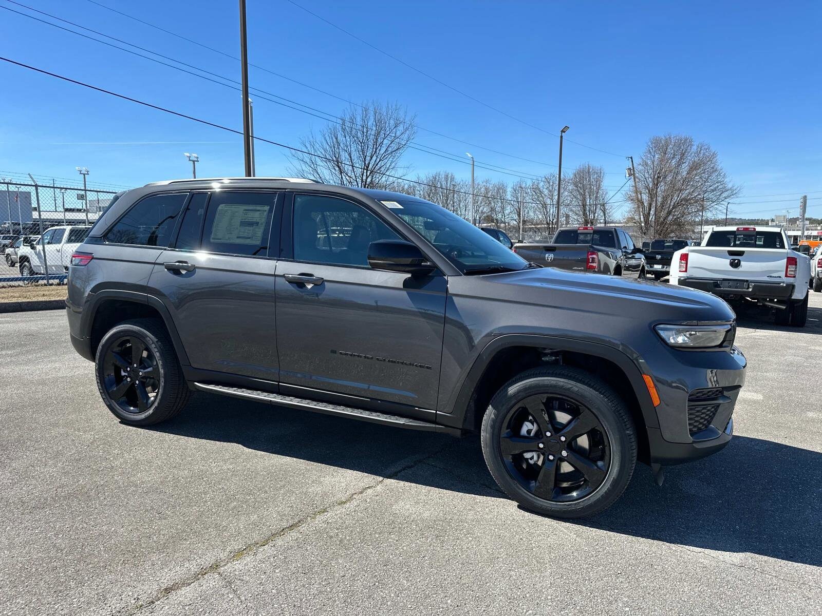 2025 Jeep Grand Cherokee Laredo Altitude X photo 2