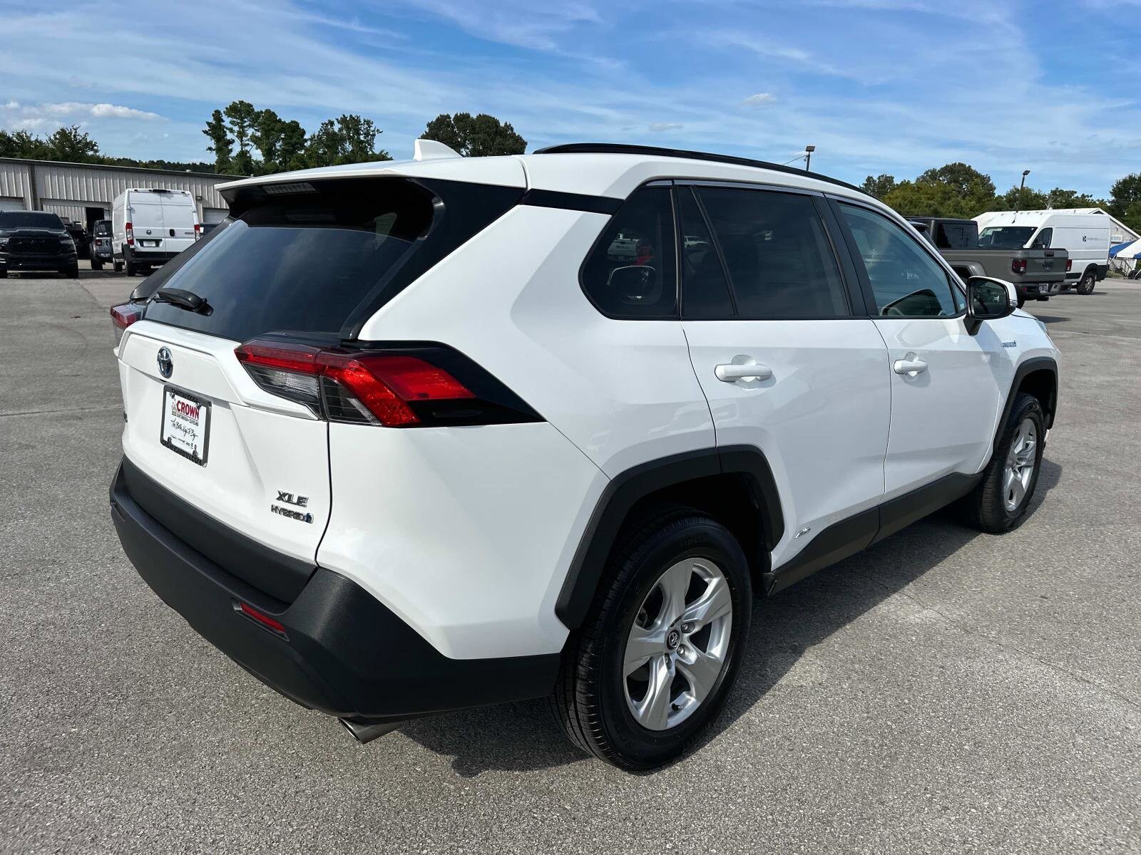 2020 Toyota RAV4 Hybrid XLE photo 3
