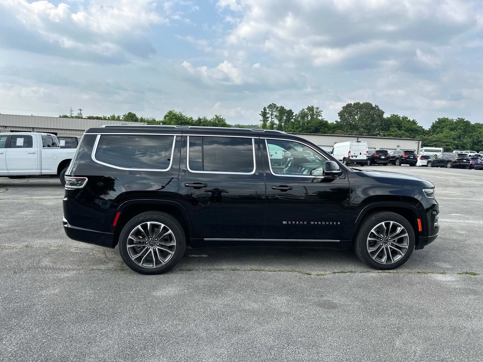 2024 Jeep Grand Wagoneer III photo 3
