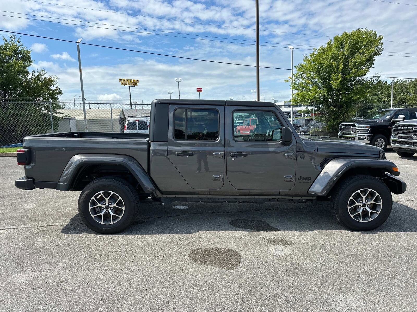 2024 Jeep Gladiator Sport photo 3