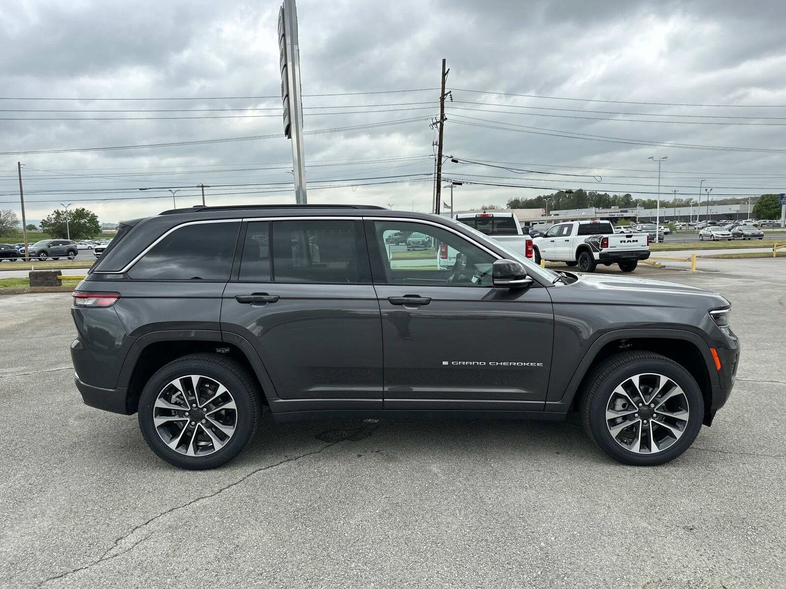 2025 Jeep Grand Cherokee Overland photo 3