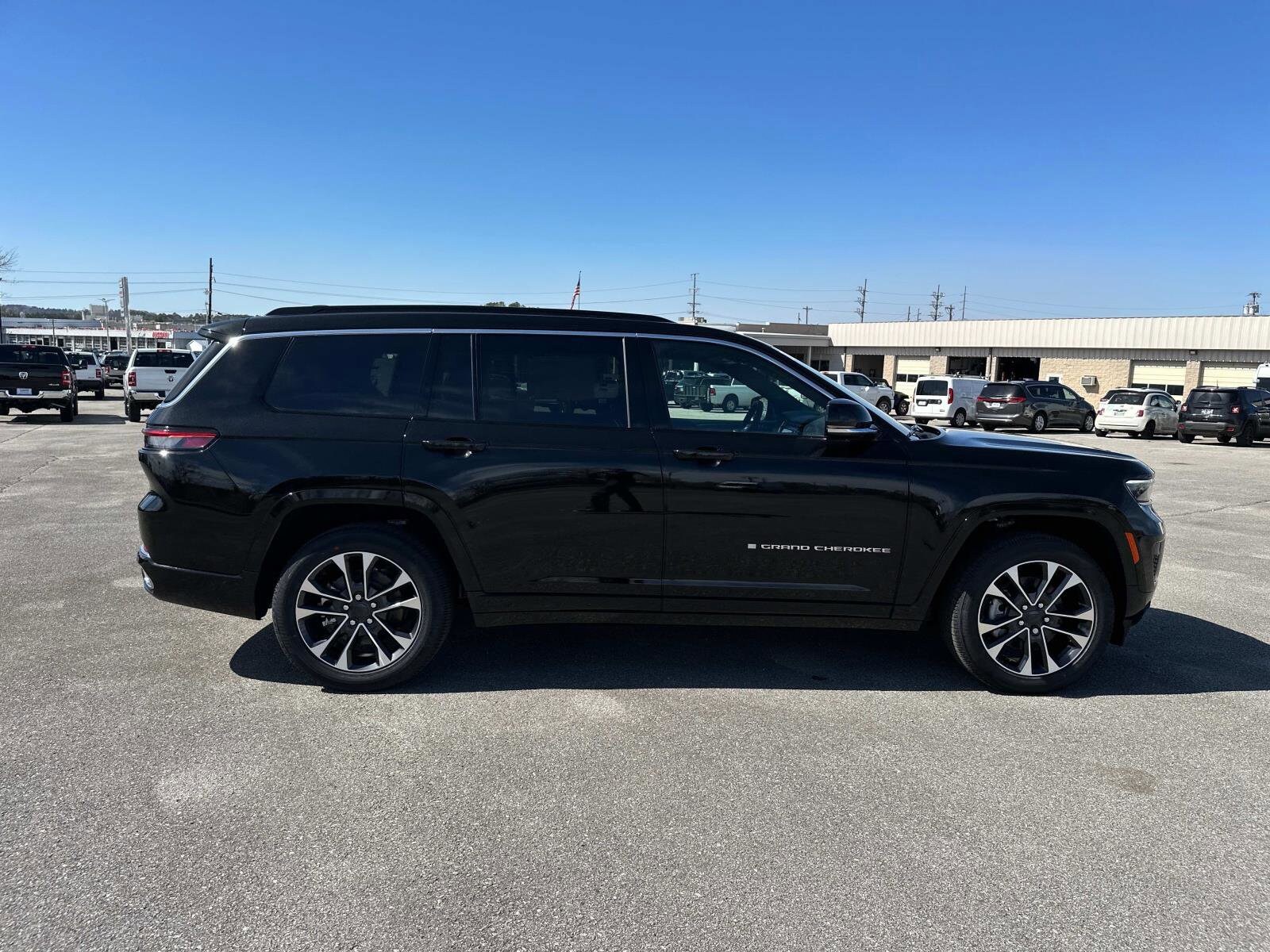 2025 Jeep Grand Cherokee Overland photo 2