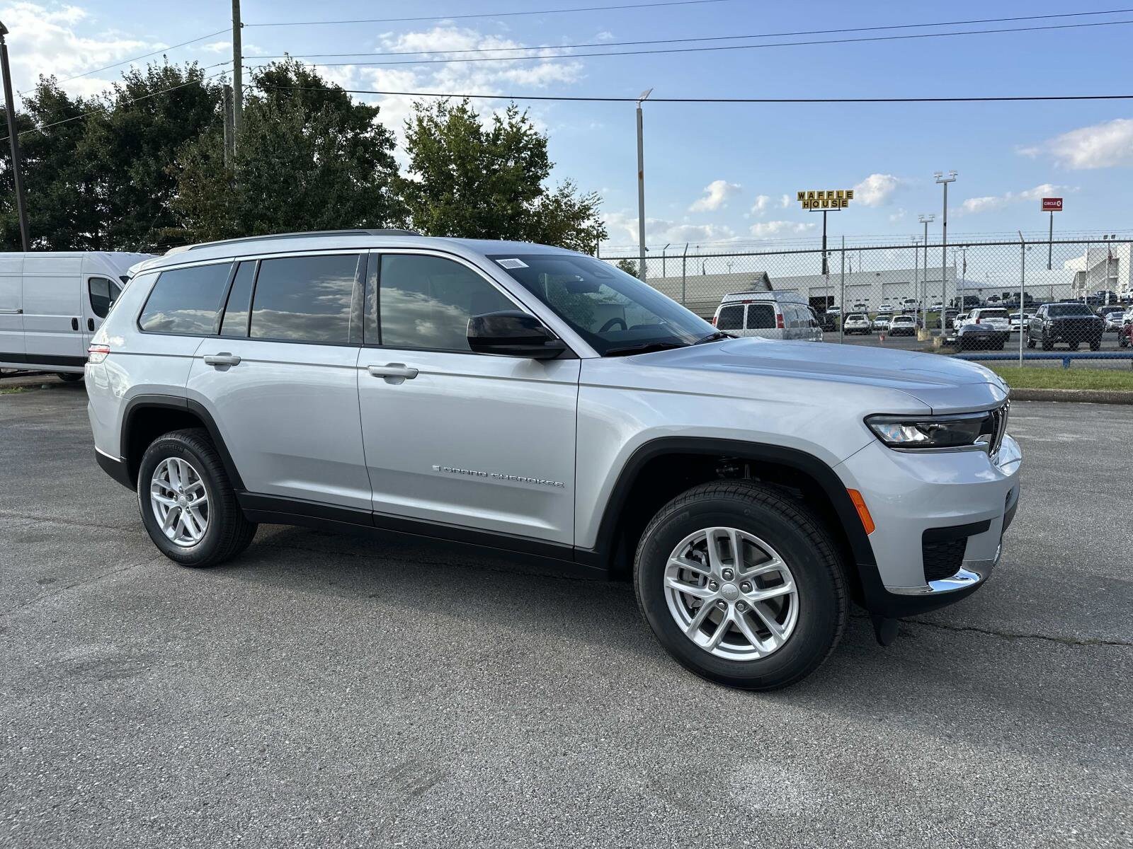 2025 Jeep Grand Cherokee Laredo photo 2