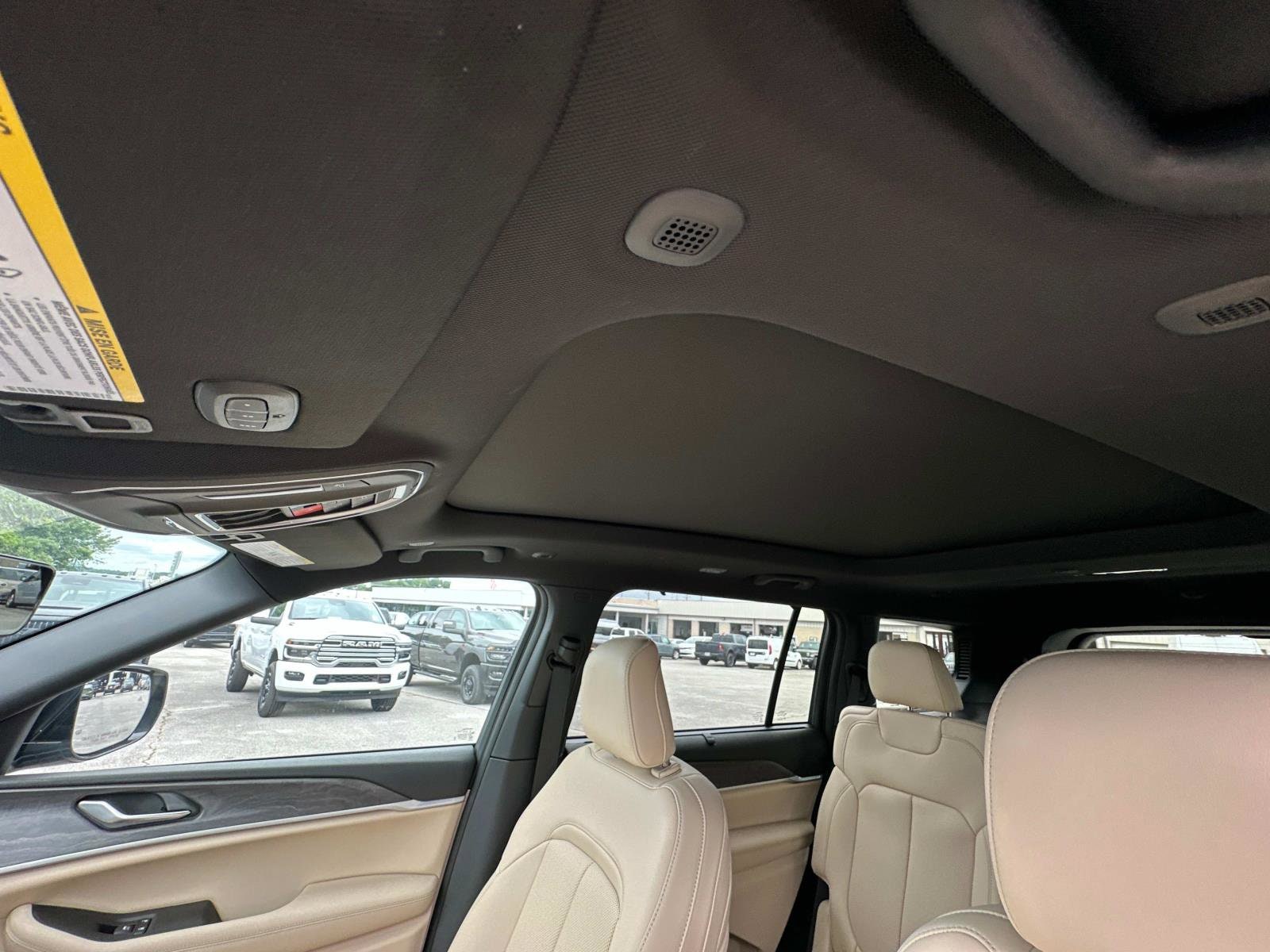 2025 Jeep Grand Cherokee Limited photo 3