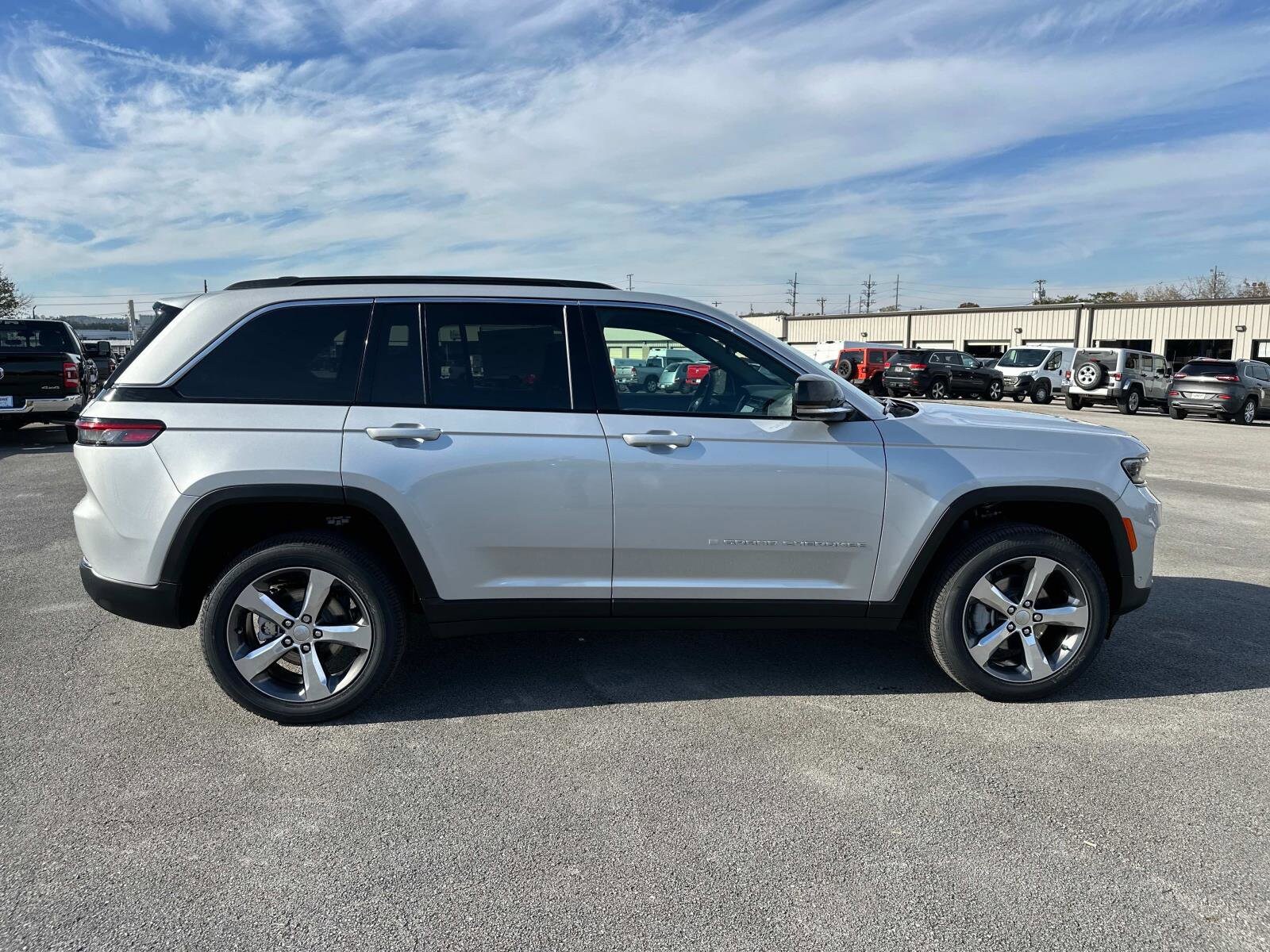 2025 Jeep Grand Cherokee Limited photo 2