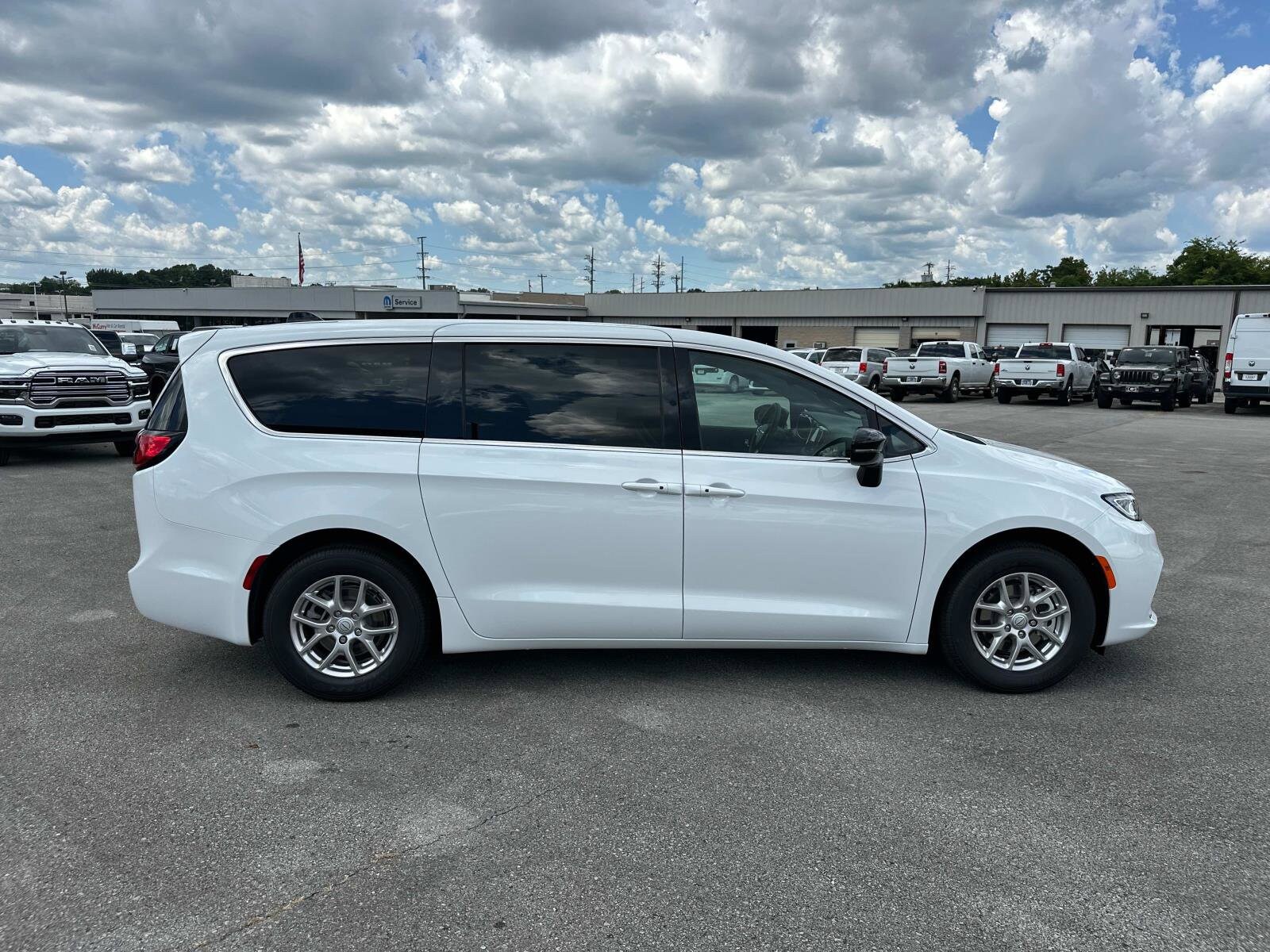 2025 Chrysler Pacifica photo 3