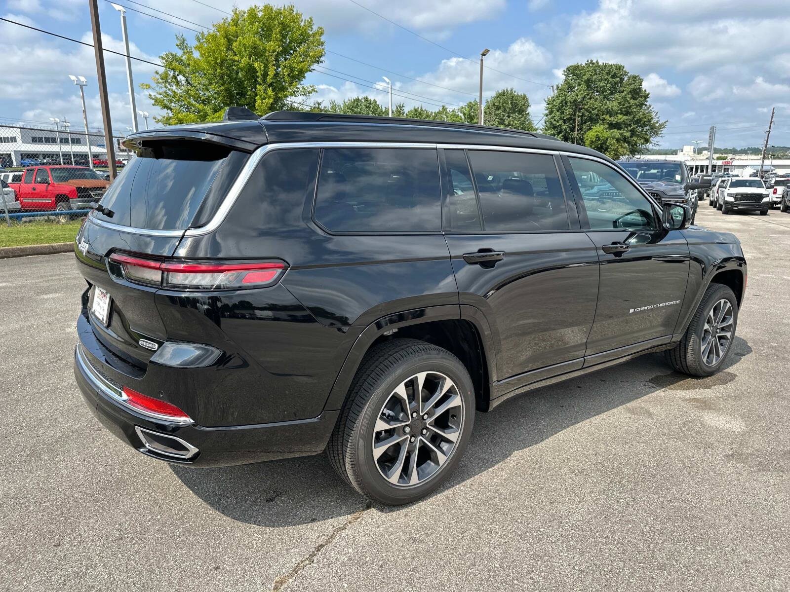 2025 Jeep Grand Cherokee Overland photo 2