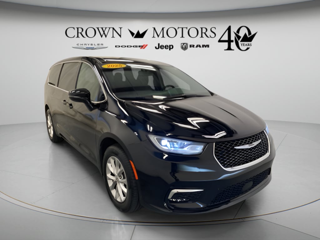 Used 2025 Chrysler Pacifica Select Van Passenger Van