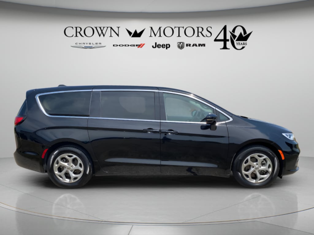 Used 2024 Chrysler Pacifica Limited Van Passenger Van