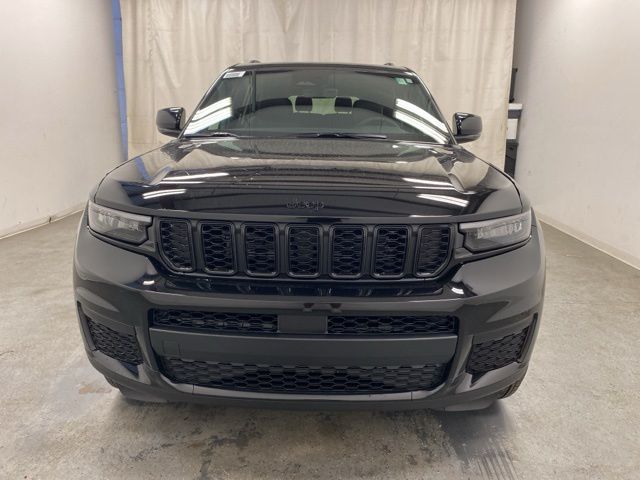 2025 Jeep Grand Cherokee Altitude photo 2