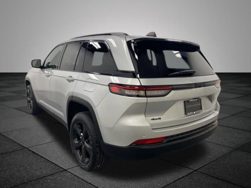 Used 2023 Jeep Grand Cherokee Altitude SUV