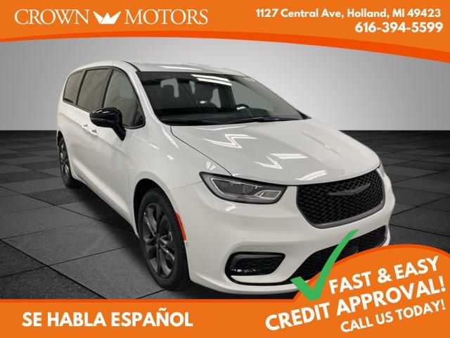 2026 Chrysler Pacifica Select's photo