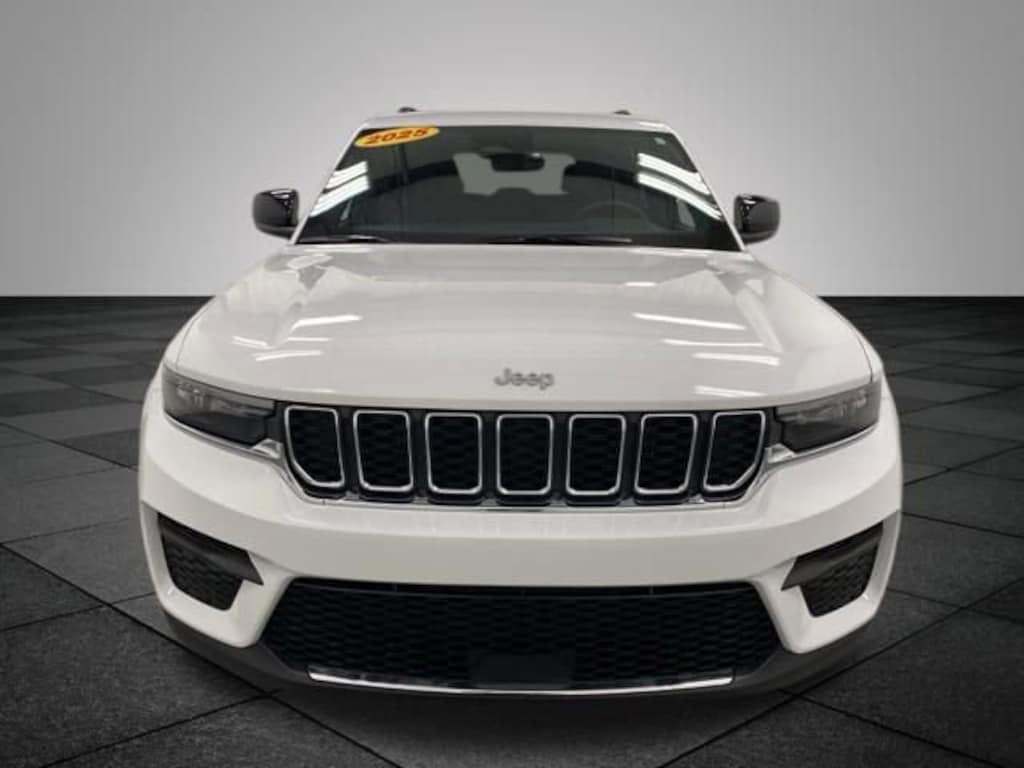 Used 2025 Jeep Grand Cherokee Laredo SUV