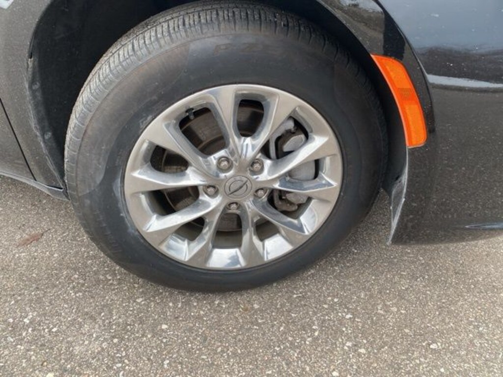 Used 2022 Chrysler Pacifica Touring L Van Passenger Van