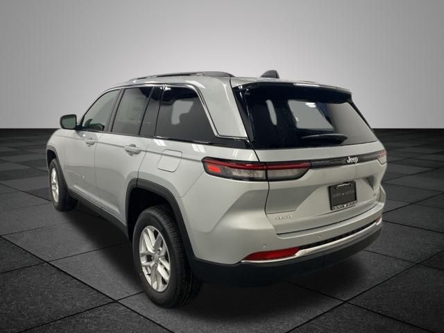 2025 Jeep Grand Cherokee Laredo photo 3