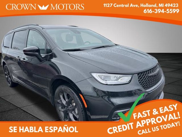 2023 Chrysler Pacifica Touring L AWD's photo
