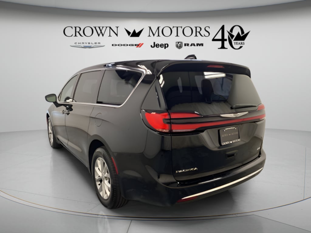 Used 2025 Chrysler Pacifica Select Van Passenger Van