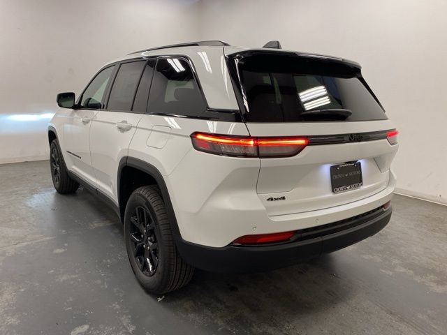 2025 Jeep Grand Cherokee Altitude photo 4