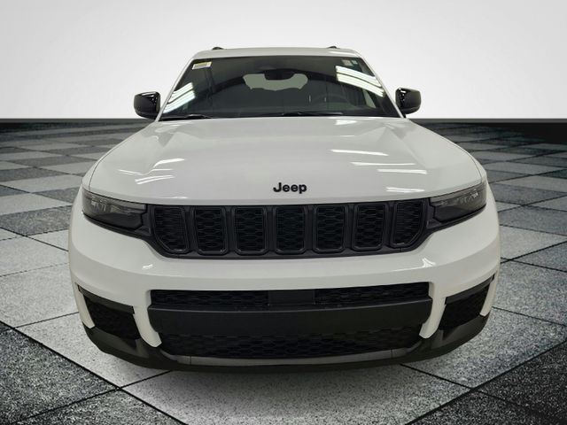 2025 Jeep Grand Cherokee Limited photo 2
