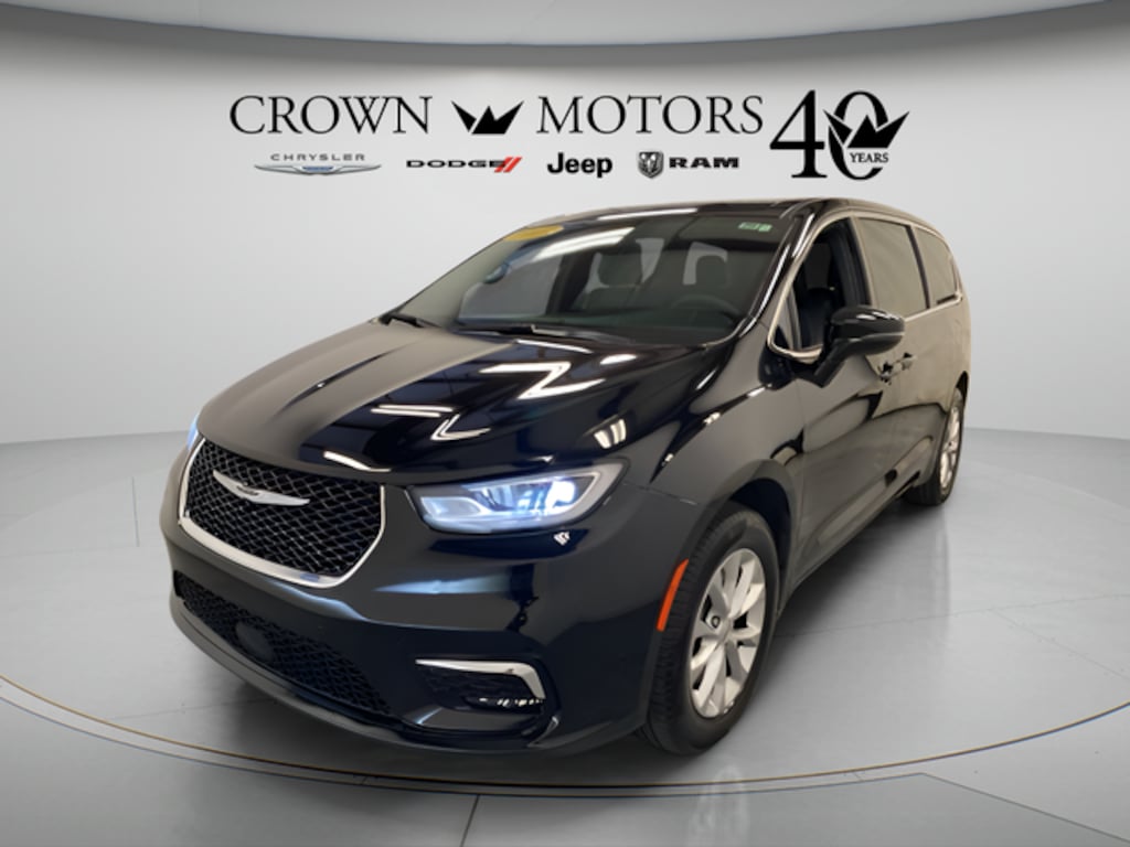 Used 2025 Chrysler Pacifica Select Van Passenger Van