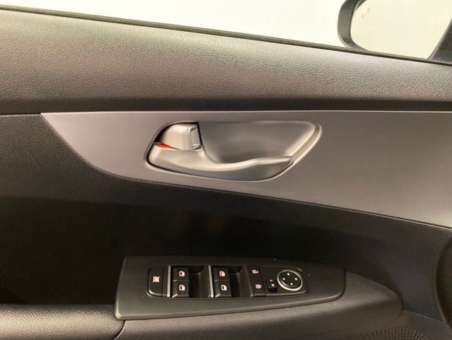2023 Kia Forte LXS - Photo 17