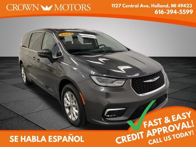 2023 Chrysler Pacifica Touring L AWD's photo