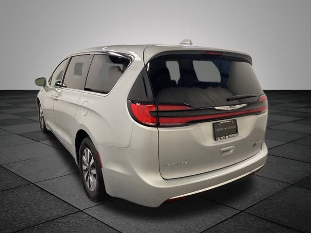 2022 Chrysler Pacifica Hybrid Touring L photo 3