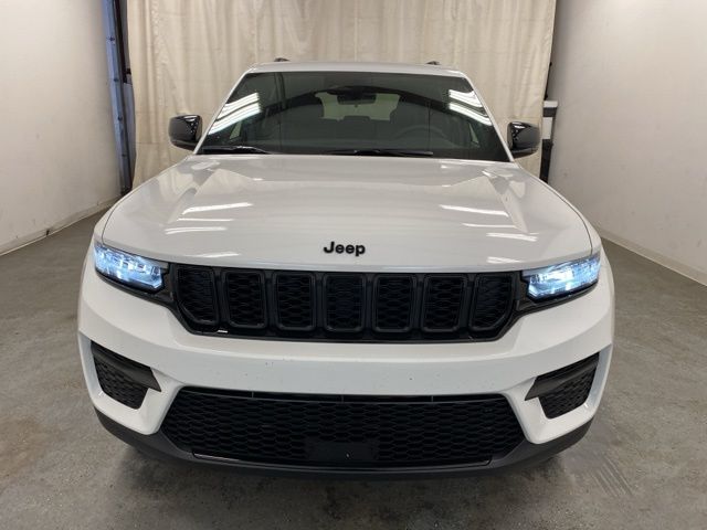 2025 Jeep Grand Cherokee Altitude photo 2