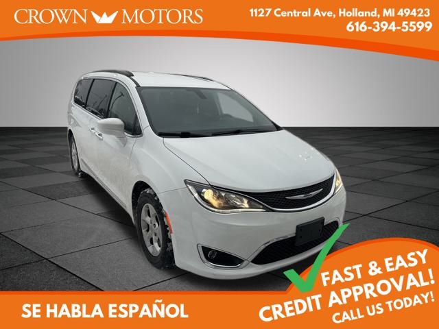 2017 Chrysler Pacifica Touring-L's photo