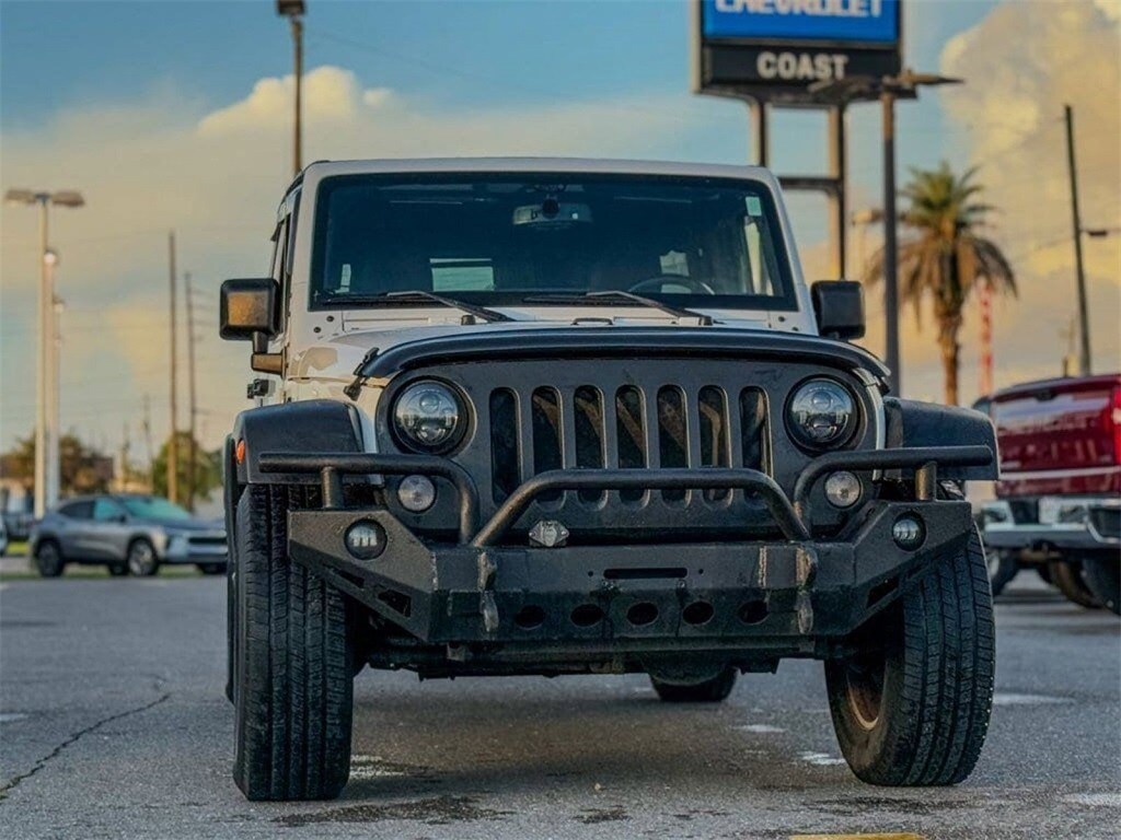 2015 Jeep Wrangler Unlimited Sahara photo 2