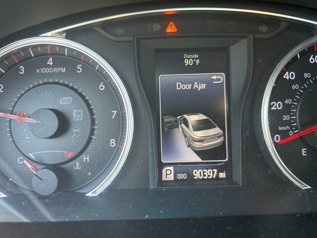 2017 Toyota Camry SE photo 3