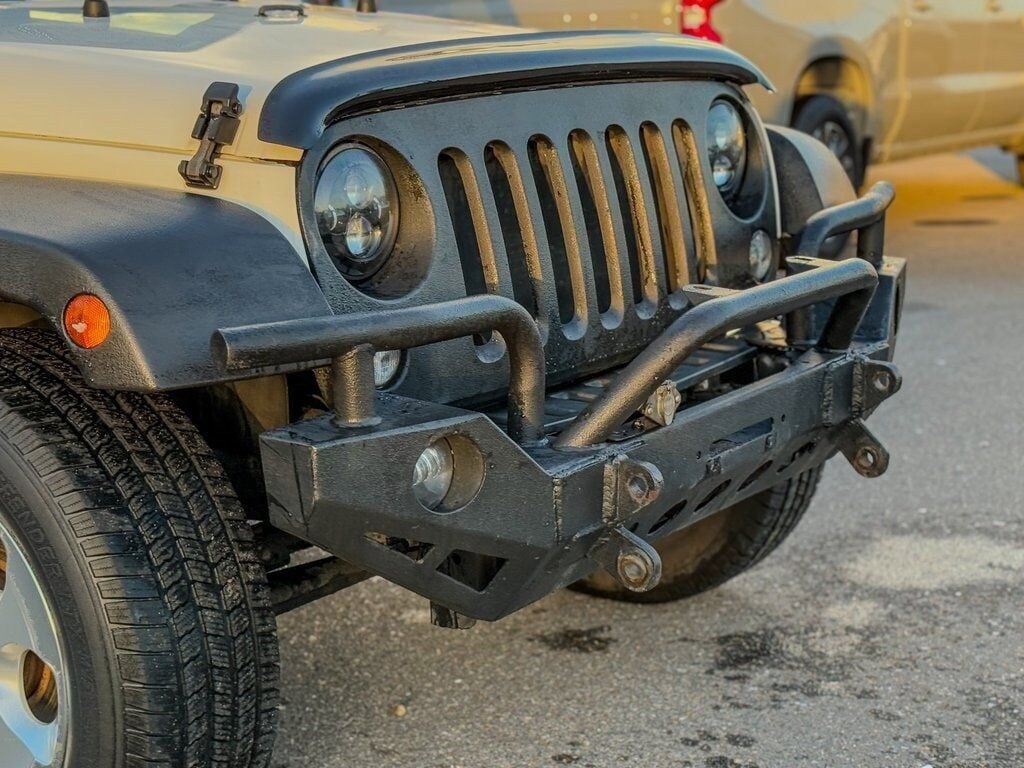 2015 Jeep Wrangler Unlimited Sahara photo 4