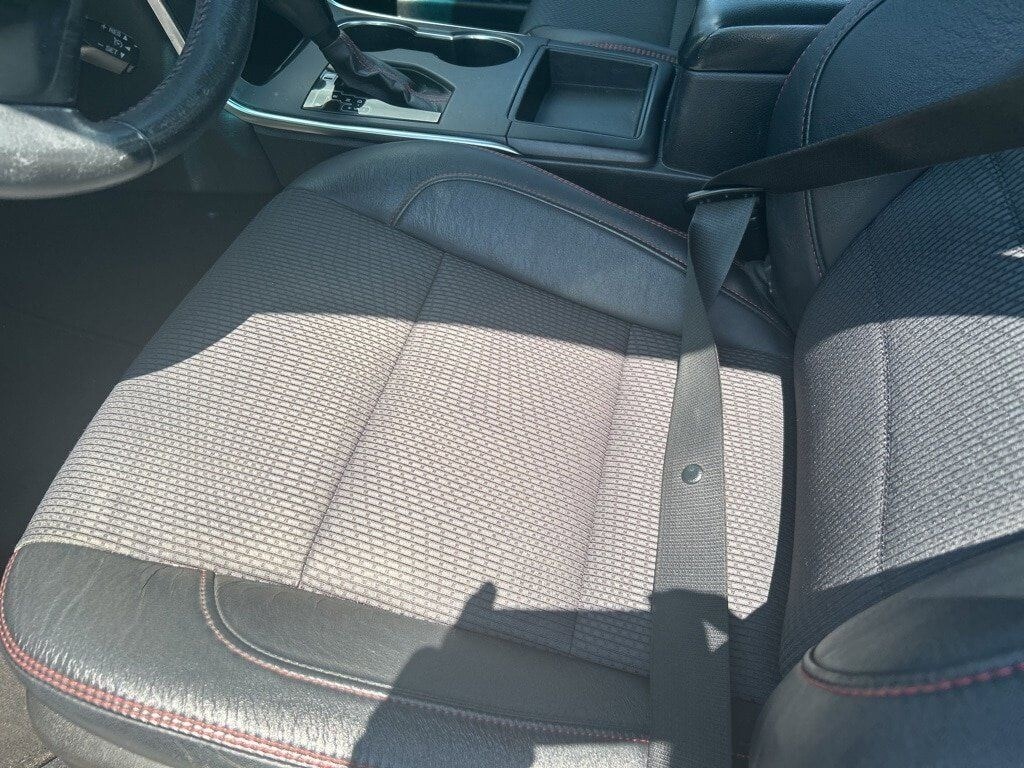 2017 Toyota Camry SE photo 2