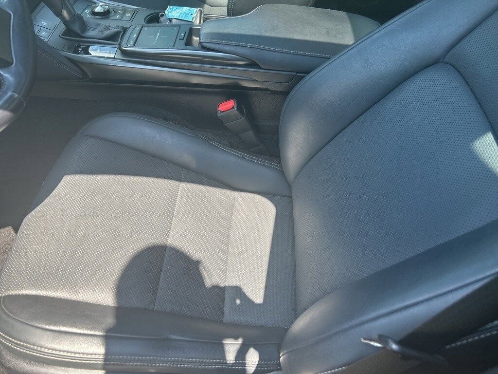 2022 Lexus IS 300 photo 2