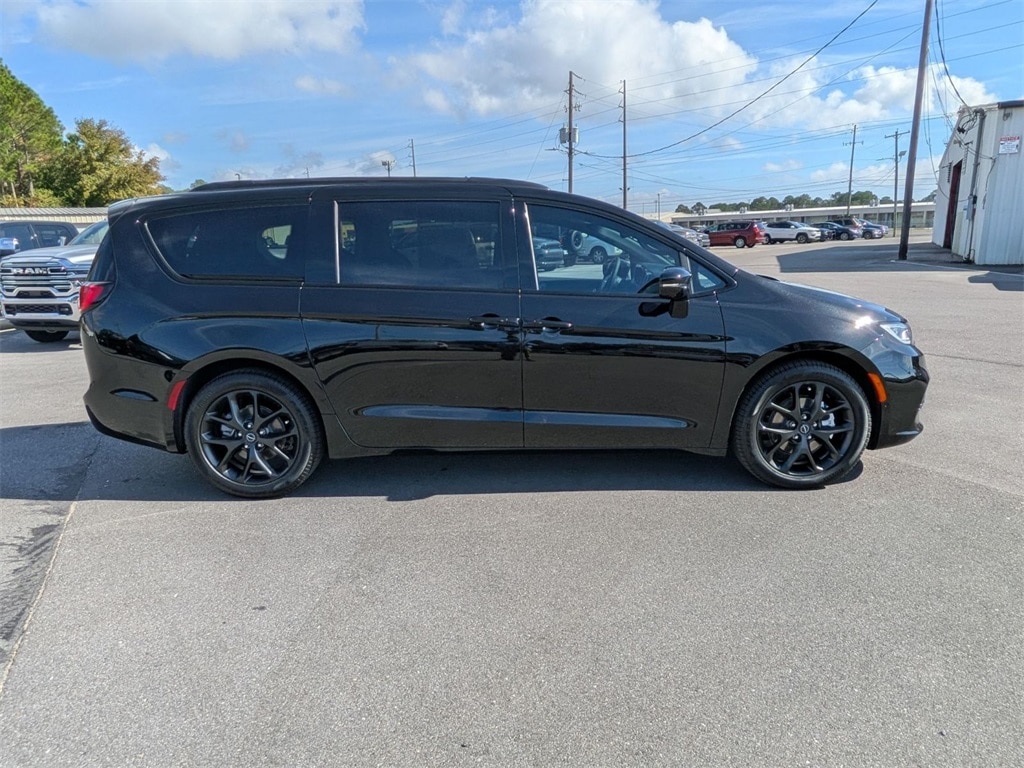 New 2026 Chrysler Pacifica Select Passenger Van