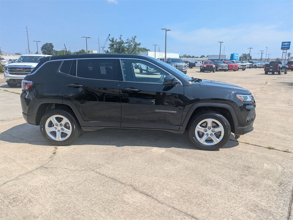 2023 Jeep Compass Sport photo 2
