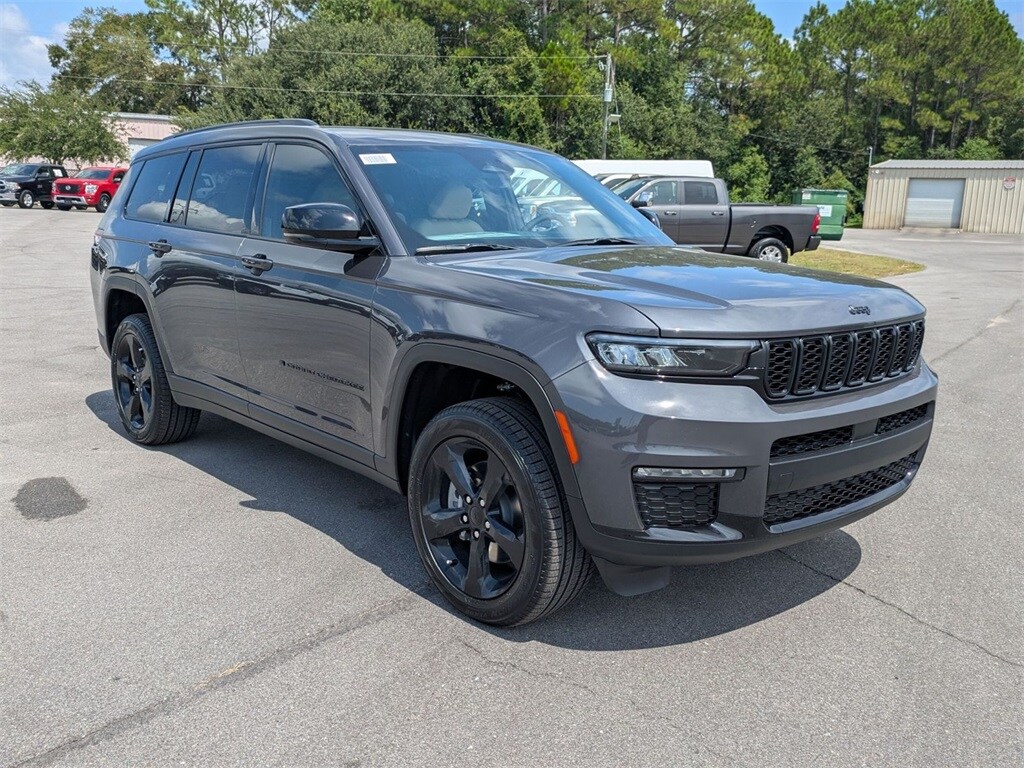 2025 Jeep Grand Cherokee Limited photo 3