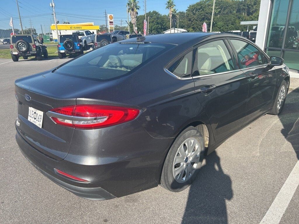2019 Ford Fusion S photo 4