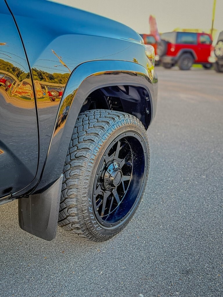 2023 Toyota Tacoma TRD Off-Road photo 3