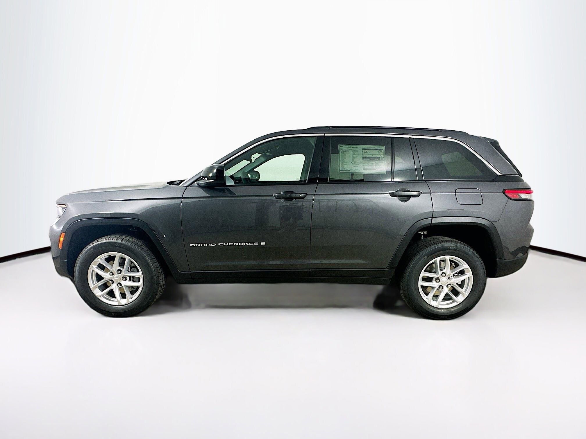 2025 Jeep Grand Cherokee Laredo X photo 2