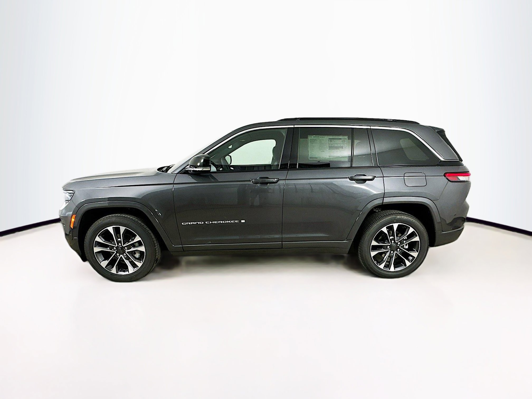 2025 Jeep Grand Cherokee Overland photo 2