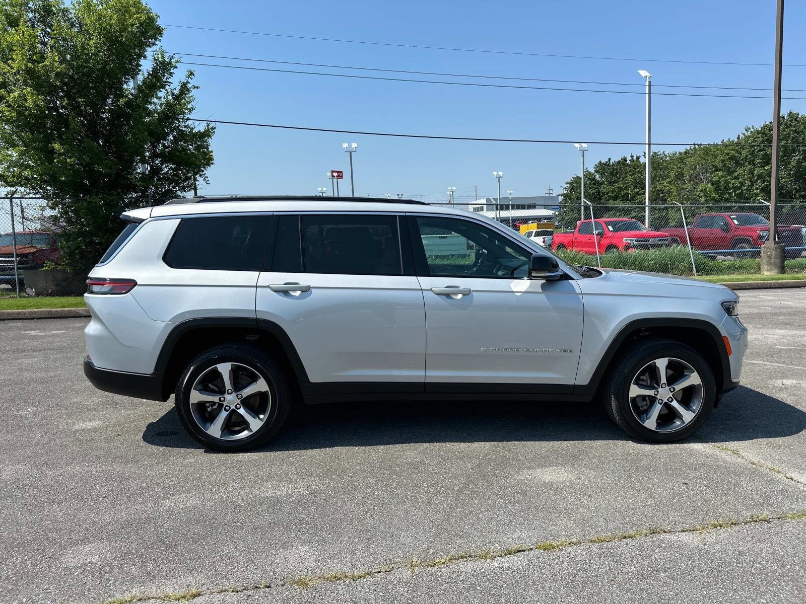 2024 Jeep Grand Cherokee Limited photo 2