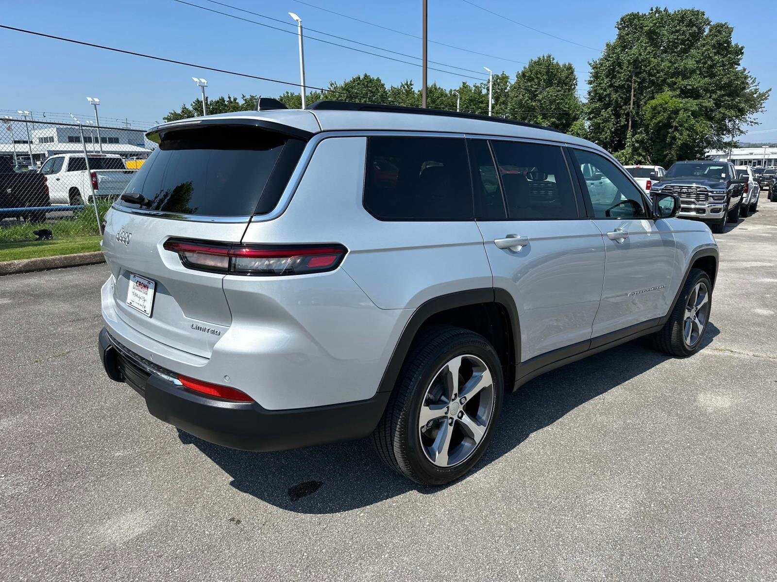 2024 Jeep Grand Cherokee Limited photo 3