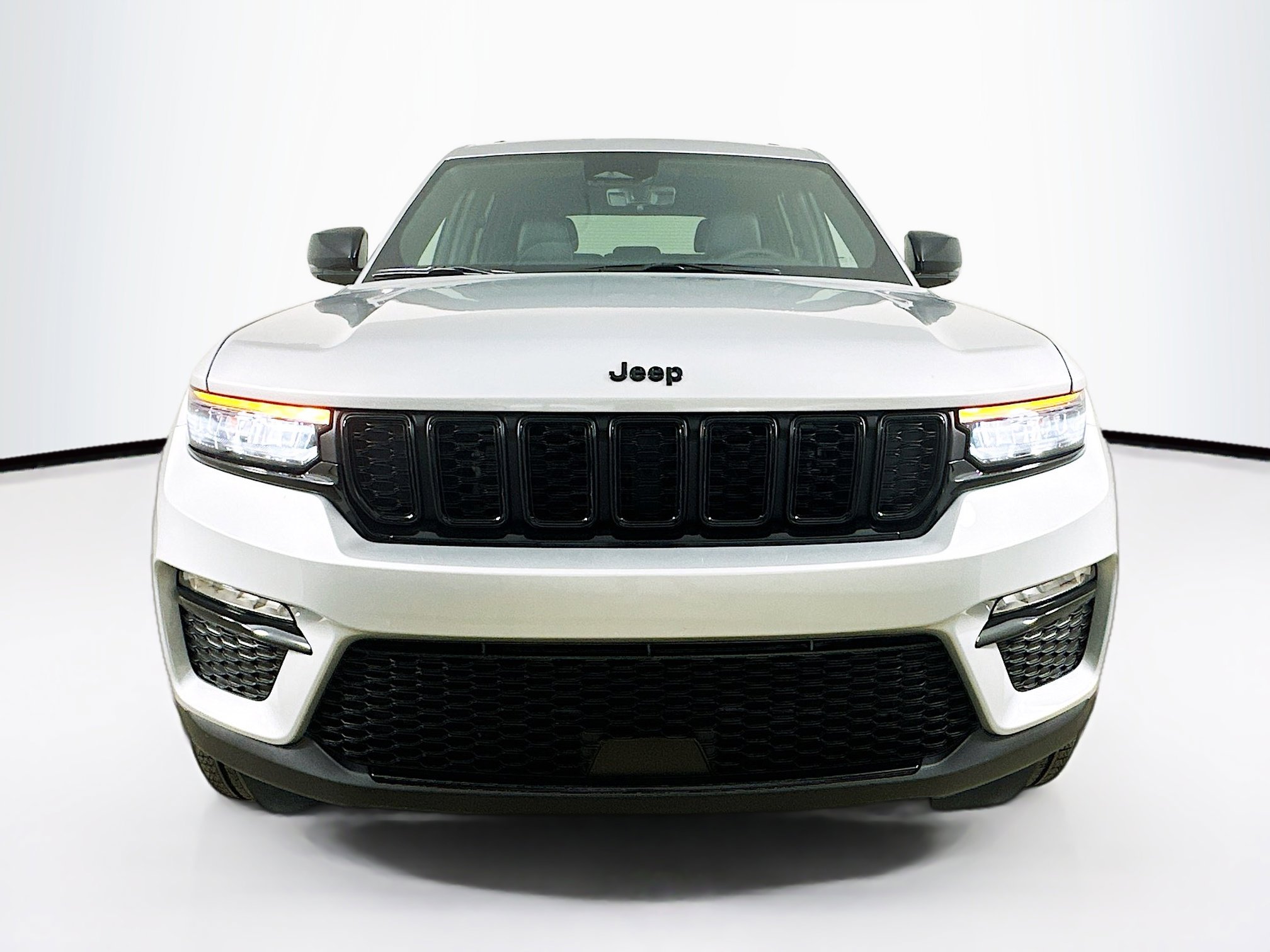 2025 Jeep Grand Cherokee Limited photo 2