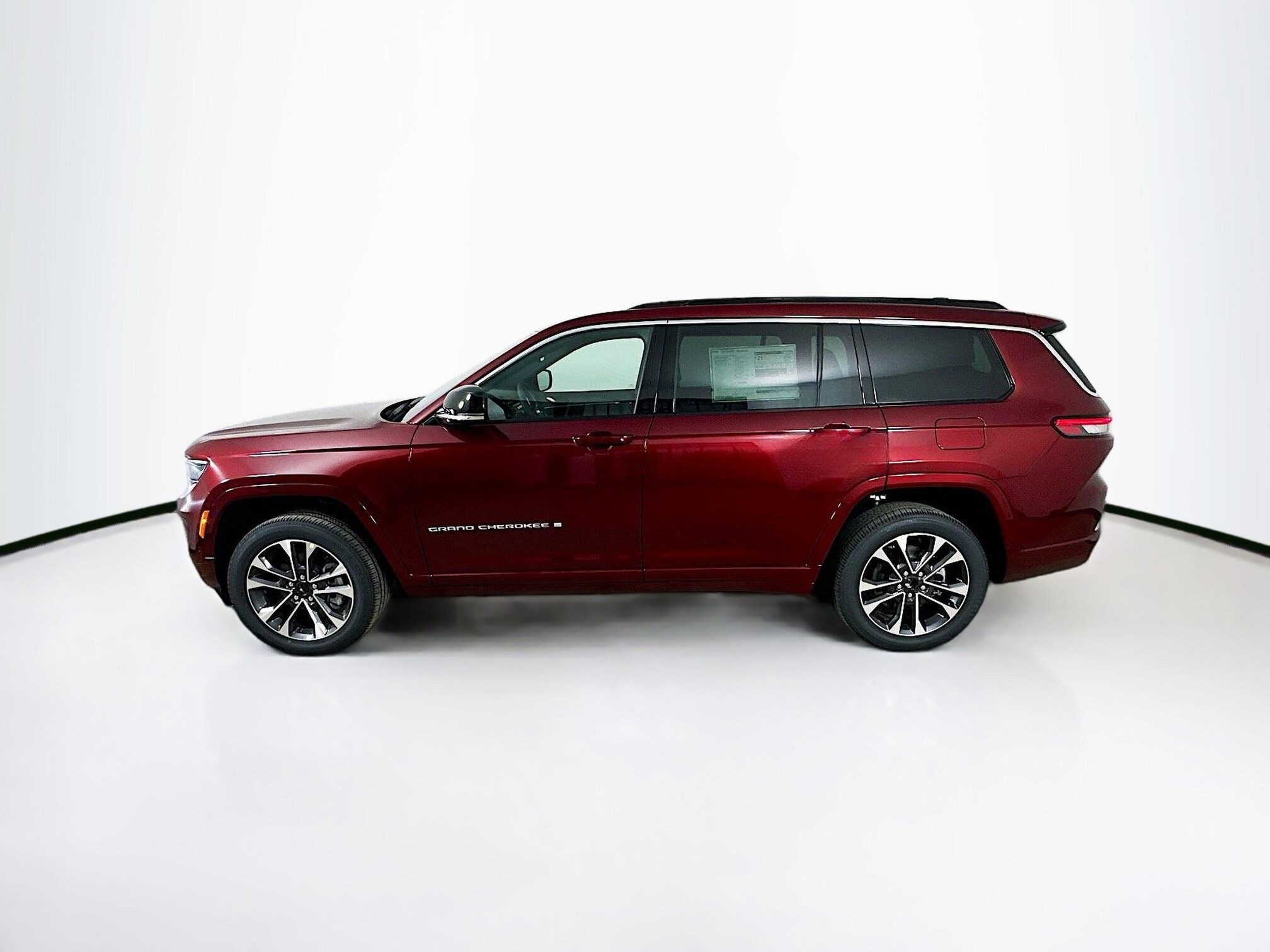 2025 Jeep Grand Cherokee Overland photo 4