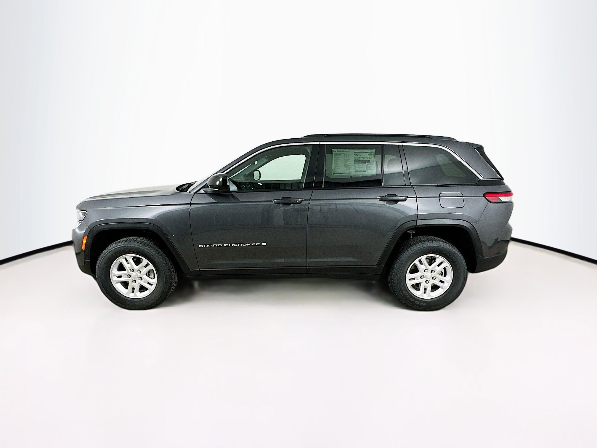 2025 Jeep Grand Cherokee Laredo photo 4