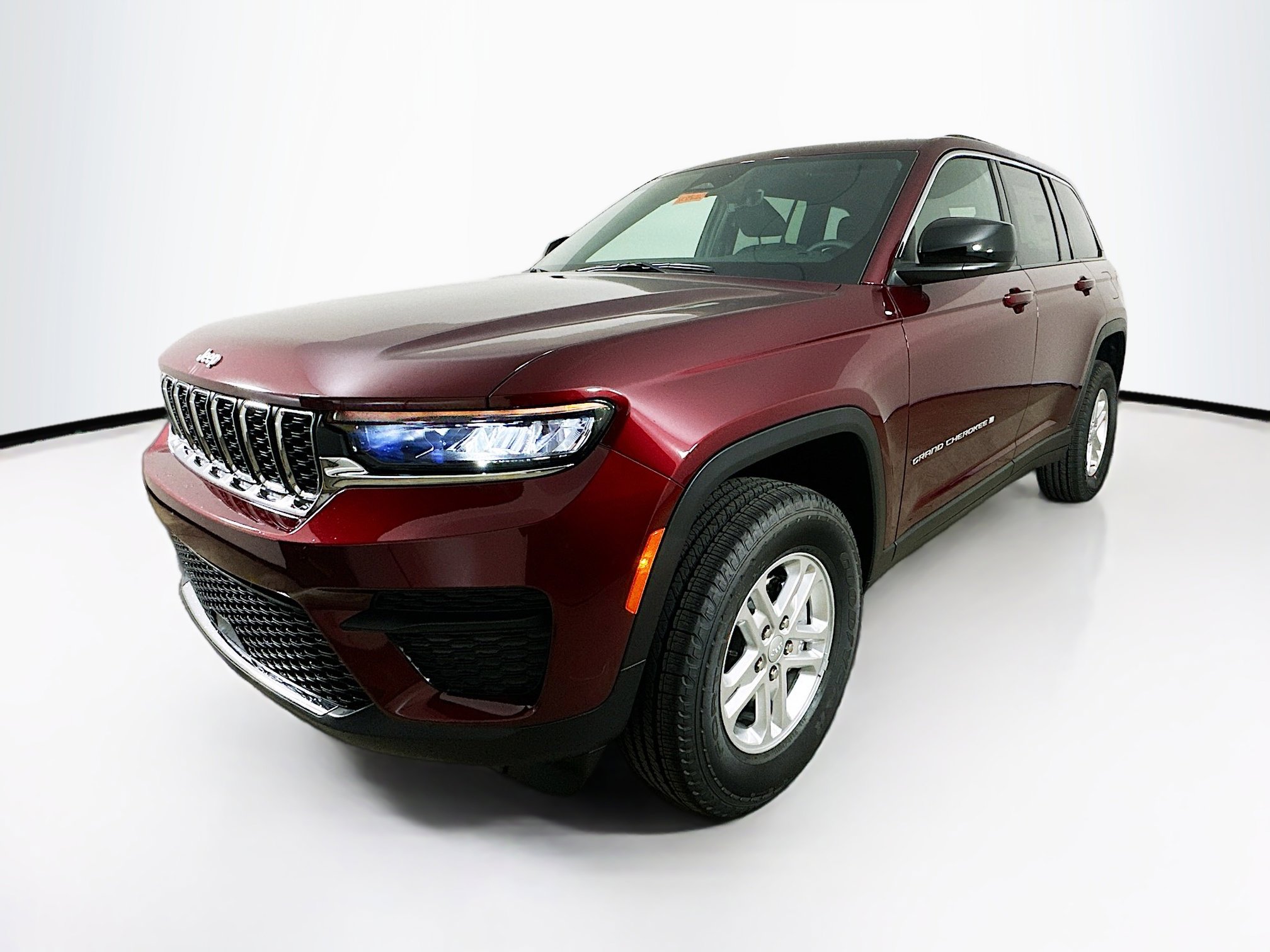 2025 Jeep Grand Cherokee Laredo photo 3